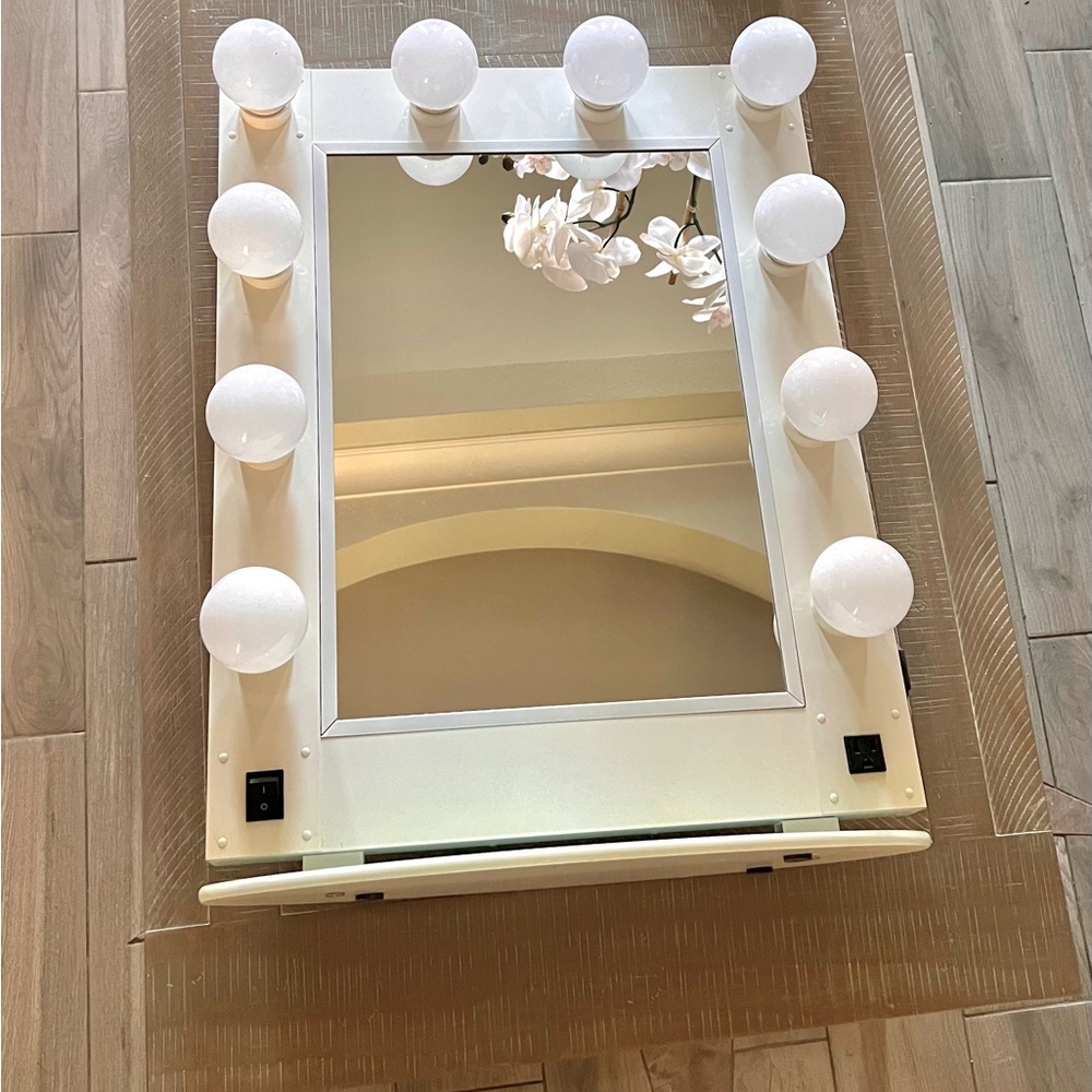IMPRESSIONS VANITY Hollywood Glamour Vanity Mirror with
LED Bulbs